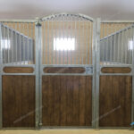 Денник з арковими дверима Денник с арочной дверью horse stall