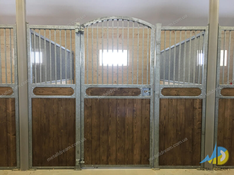Денник з арковими дверима Денник с арочной дверью horse stall