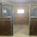 Денник з арковими дверима Денник с арочной дверью horse stall