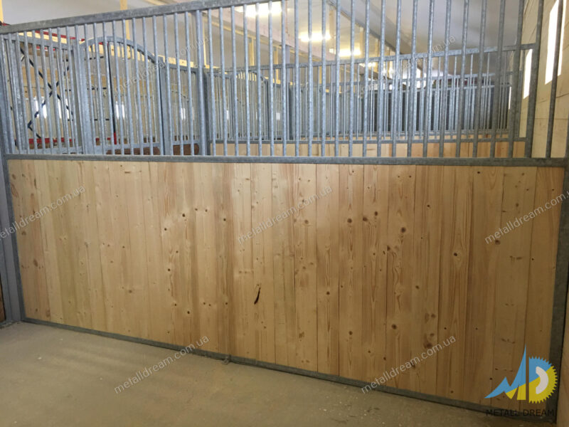Денник з арковими дверима Денник с арочной дверью horse stall