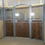 Денник з арковими дверима Денник с арочной дверью horse stall