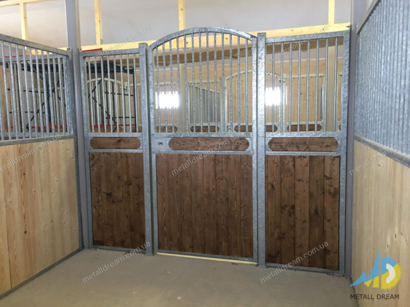 Денник з арковими дверима Денник с арочной дверью horse stall