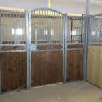Денник з арковими дверима Денник с арочной дверью horse stall