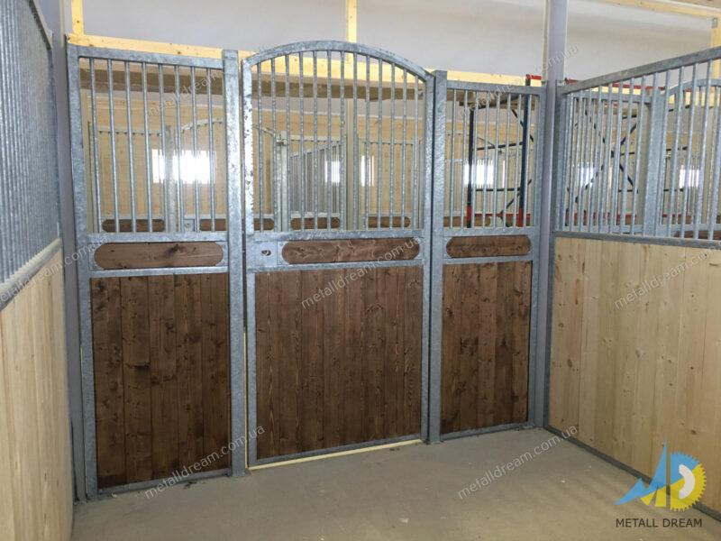 Денник з арковими дверима Денник с арочной дверью horse stall
