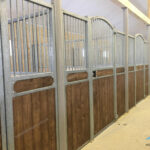 Денник з арковими дверима Денник с арочной дверью horse stall