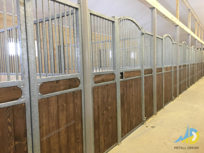 Денник з арковими дверима Денник с арочной дверью horse stall