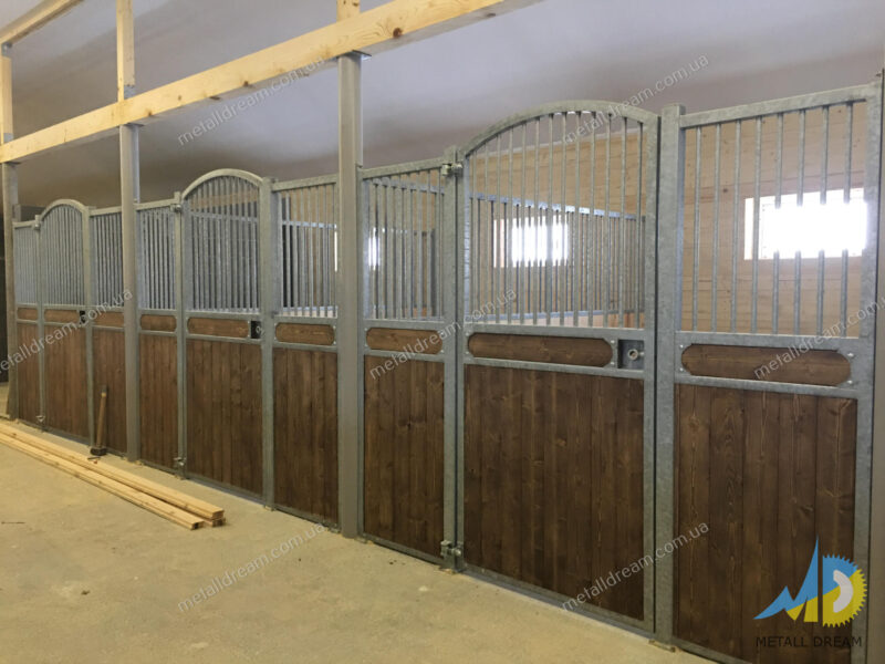 Денник з арковими дверима Денник с арочной дверью horse stall