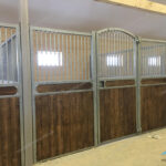 Денник з арковими дверима Денник с арочной дверью horse stall