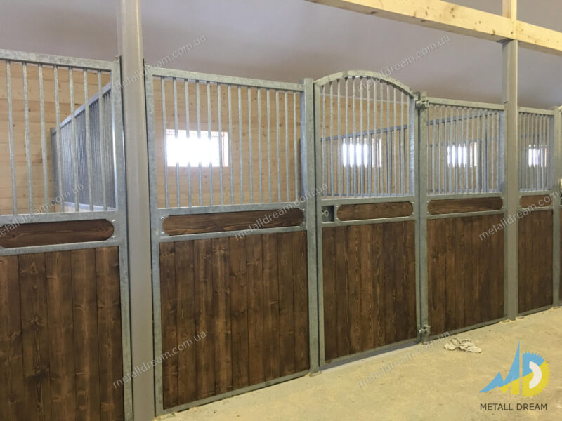 Денник з арковими дверима Денник с арочной дверью horse stall