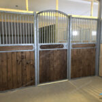 Денник з арковими дверима Денник с арочной дверью horse stall