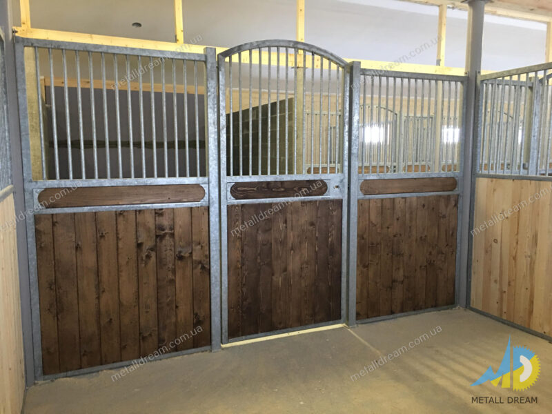 Денник з арковими дверима Денник с арочной дверью horse stall