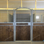 Денник з арковими дверима Денник с арочной дверью horse stall