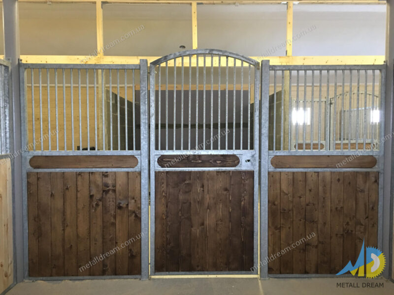 Денник з арковими дверима Денник с арочной дверью horse stall