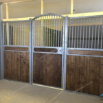 Денник з арковими дверима Денник с арочной дверью horse stall