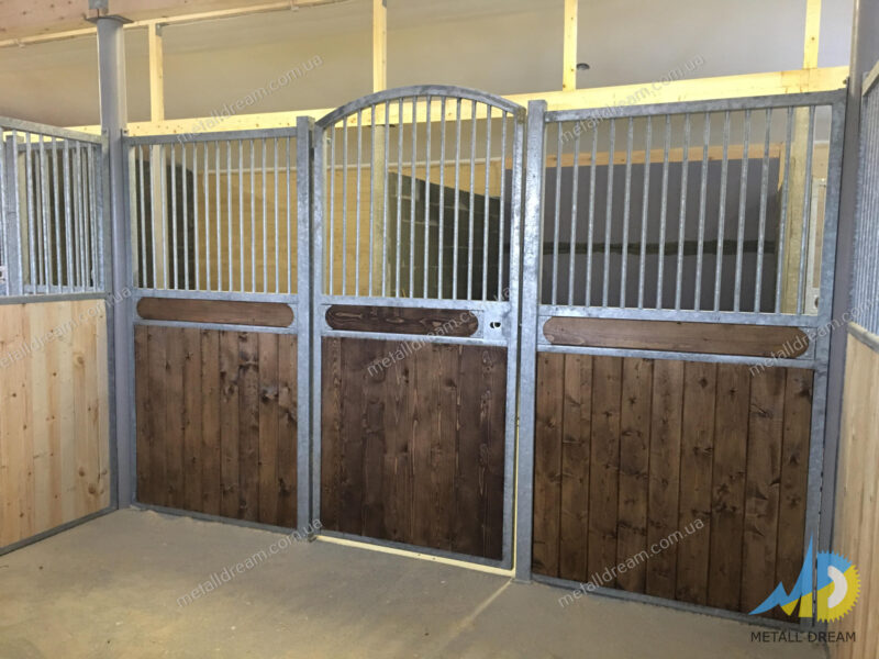 Денник з арковими дверима Денник с арочной дверью horse stall