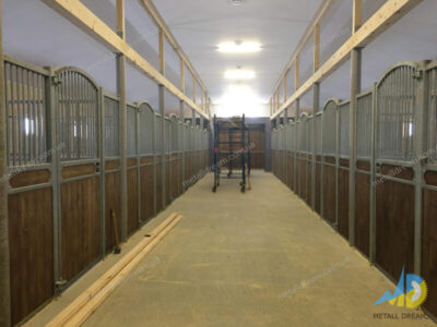 Денник з арковими дверима Денник с арочной дверью horse stall