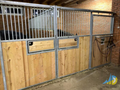 Денники з поворотною годівницею