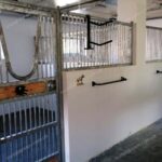 Денники із V-подібними дверима Денники с V-образными дверями