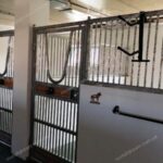 Денники із V-подібними дверима Денники с V-образными дверями