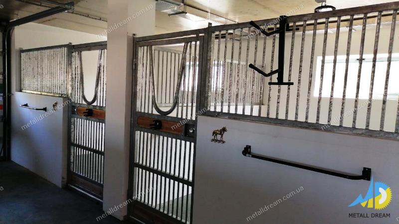 Денники із V-подібними дверима Денники с V-образными дверями