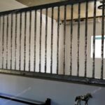 Денники із V-подібними дверима Денники с V-образными дверями