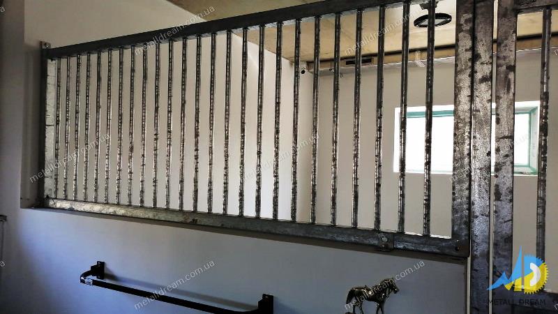Денники із V-подібними дверима Денники с V-образными дверями