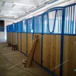 Денник з V-подібними дверима, Кінноспортивний клуб, Стайня, Літня стайня, Модульна стайня, Збірно-розбірні денники, Вулична стайня, Збірно-розбірні денники