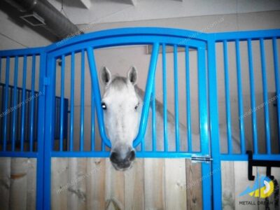 Денник з V-подібними дверима, Кінноспортивний клуб, Стайня, Літня стайня, Модульна стайня, Збірно-розбірні денники, Вулична стайня, Збірно-розбірні денники
