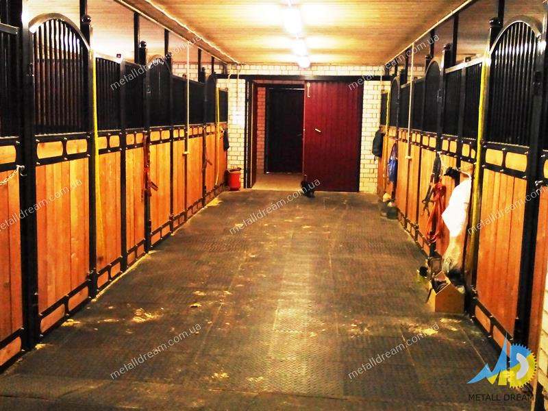 Денники з арковими дверима Денники с арочной дверью